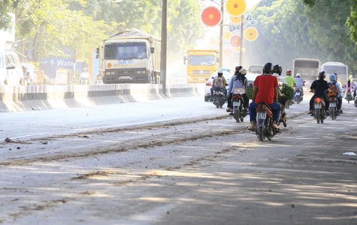Những chiếc xe tải chở đất cát vẫn rầm rập đi hàng ngày trên đường Phạm Văn Đồng bất chấp lệnh cấm