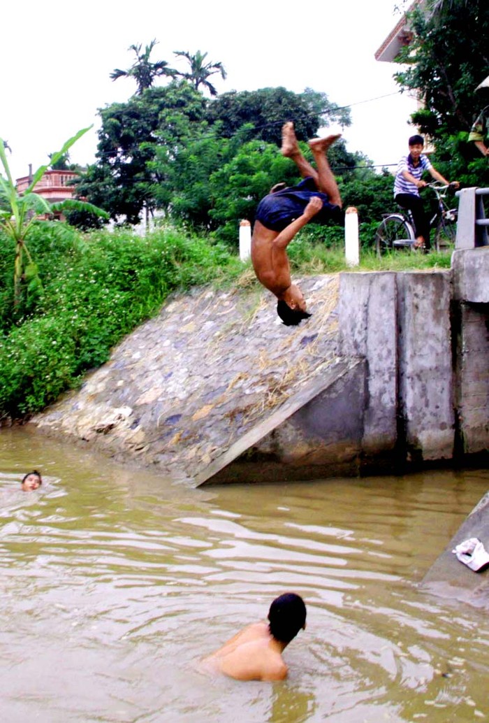Theo anh Cường, một người dân địa phương cho biết: các cháu không chỉ tắm mà còn nảy ra “sáng kiến” thi nhảy cầu, nhào lộn rất nguy hiểm.