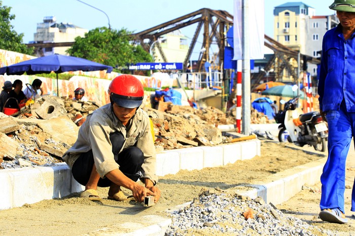 Đất cát làm thi công văng cả ra ngoài mặt đường