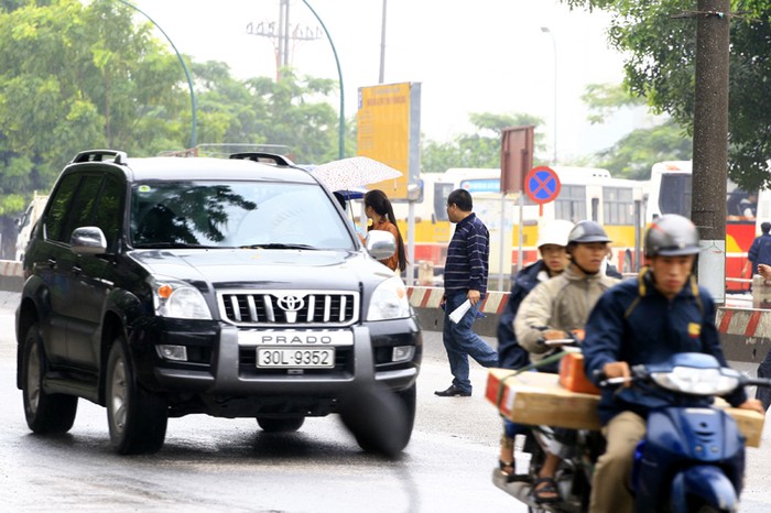 Hình ảnh người đi bộ băng đường, leo dải phân cách, len lỏi giữa các phương tiện giao thông là cảnh thường thấy ở Hà Nội