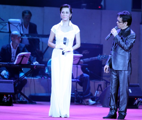 Trong khi đó, cặp đôi MC Nguyễn Cao Kỳ Duyên và nhạc sĩ Đức Huy cũng tung hứng với nhau ăn ý không kém.