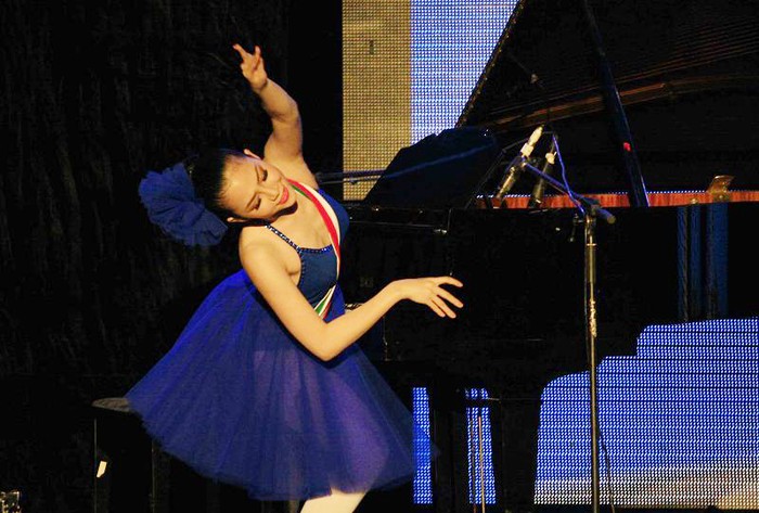 Trong trang phục xanh mang màu cờ Italia, Linh Nga rất sang trọng bên đàn Piano