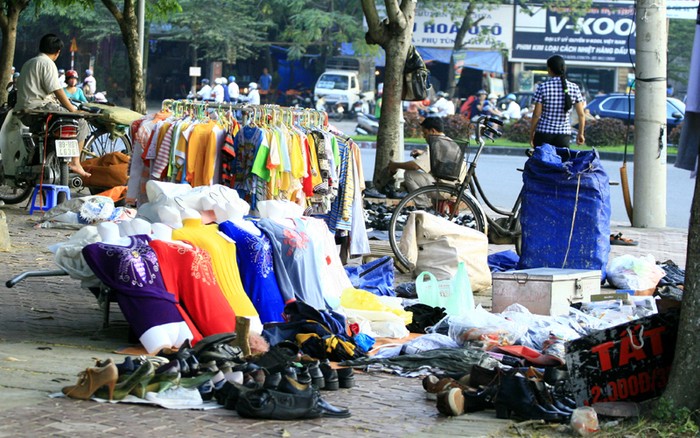 Ở phố Nguyễn Khánh Toàn thì vỉa hè lại biến thành nơi bán quần áo và giày dép đông như... hội
