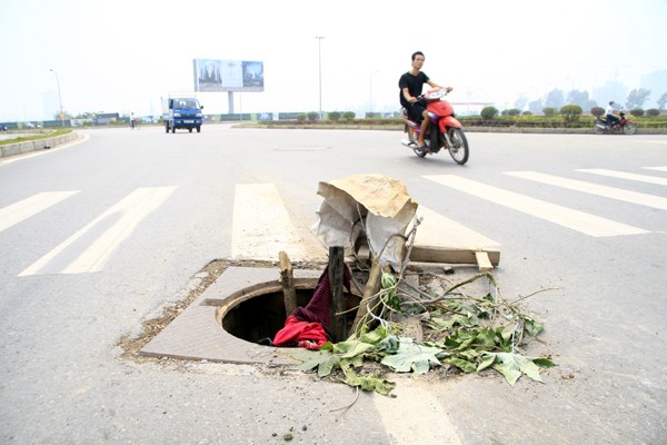 Những chiếc hố ga mất nắp như thế này xuất hiện ngày càng nhiều ở Hà Nội