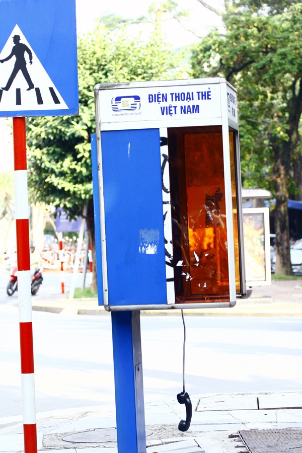 Bốt điện thoại công cộng (hay còn gọi là điện thoại thẻ) ở Hà Nội đang bị lãng quên gây phản cảm, nhếch nhác