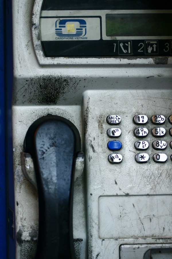 Ra đời từ tháng 11/1997, điện thoại thẻ đã phủ sóng tại tất cả các tỉnh, thành phố với khoảng 11.000 trạm nhưng đến nay tình trạng các trạm thẻ bị bỏ hoang như thế này ngày càng nhiều