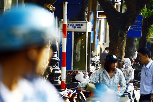Ở phố Đinh Tiên Hoàng, bãi gửi xe đã vây kín cả trạm điện thoại thẻ
