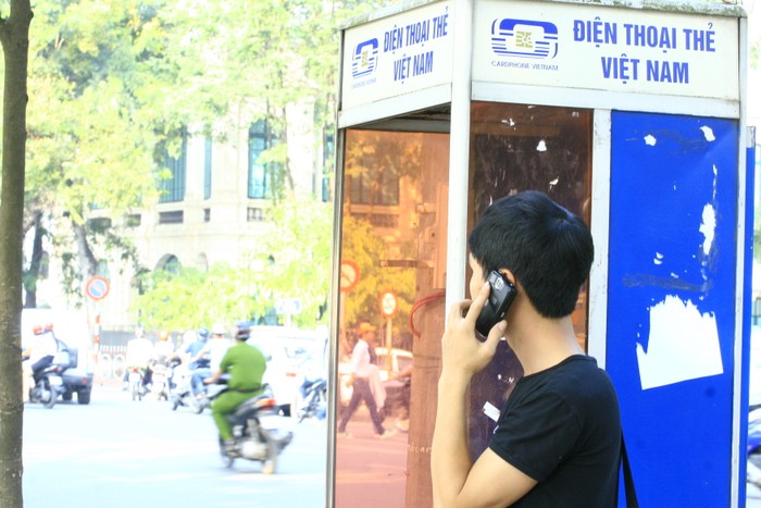 Dù ai cũng biết rằng, điện thoại di động có phát triển đến mức nào thì điện thoại thẻ vẫn có những mặt ưu thế riêng. Nhưng thực tế đáng buồn là sự "hoang hóa" của các bốt điện thoại thẻ ở Hà Nội đang ngày càng phổ biến, gây nên lãng phí lớn.