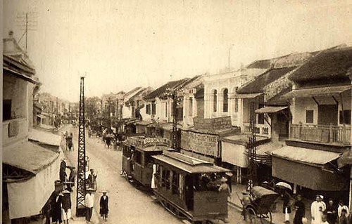 Sự xuất hiện của xe điện giữa phố phường Hà Nội xưa là một nét đặc trưng không thể thiếu và người dân rất thích đi xe điện.