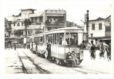 Hệ thống Xe điện Hà Nội xưa do người Pháp xây dựng từ năm 1899 đến năm 1943 mới hoàn chỉnh, với tổng chiều dài là 32 km với 5 tuyến đường.