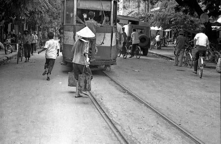 Xe điện Hà Nội xưa chủ yếu phục vụ cho đối tượng là dân nghèo thành thị, dân lao động, người dân buôn rau quả từ các vùng ven đô, ngoại thành vào các chợ trong thành phố.