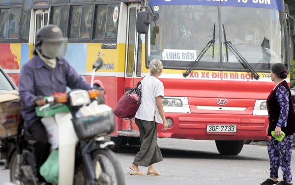 Trưa 30/9 tại trước chợ Tân Bình (đường Lý Thường Kiệt, phường 7, quận Tân Bình), vụ va chạm giữa một xe buýt với người bộ hành đã cướp đi sinh mạng của một người cao tuổi.