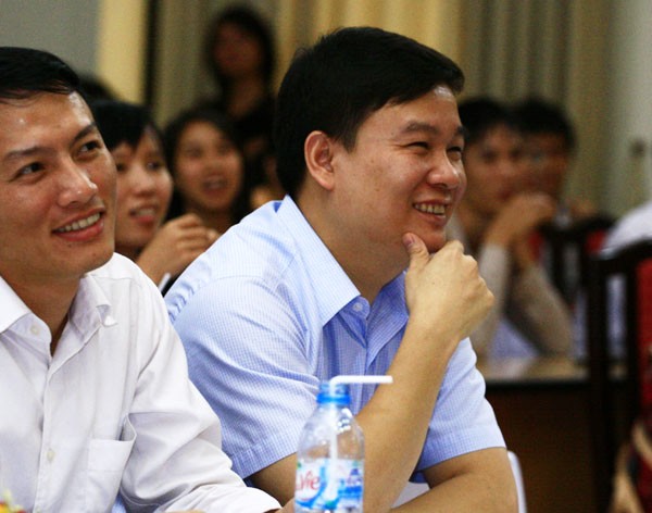 Ông Nguyễn Tiến Bình, Tổng biên tập báo Giaoduc.net.vn, một trong những thành viên của Ban giám khảo chăm chú theo dõi các thí sinh thể hiện tài năng của mình