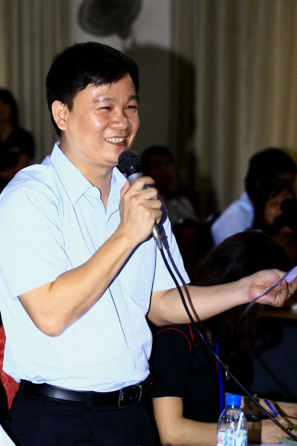 Ông Nguyễn Tiến Bình thay mặt Ban giám khảo đọc câu hỏi cho các đội thi