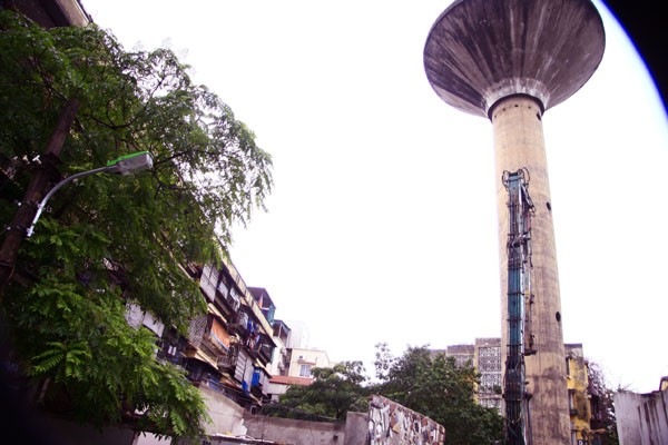 Để tránh những hậu quả đáng tiếc có thể xảy ra với người dân sống xung quanh tháp nước Trung Tự, mới đây lãnh đạo thành phố Hà Nội đã có yêu cầu Sở Xây dựng khẩn trương lập phương án tháo dỡ tháp nước trước ngày 30-11.