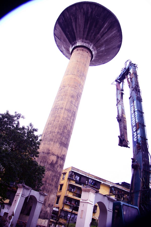 Không được bảo trì và sử dụng từ lâu, tháp nước Trung Tự (Hà Nội) đã xuống cấp nghiêm trọng.