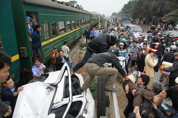 Và đây là một trong số những vụ tai nạn thương tâm do bất cẩn băng qua đường sắt