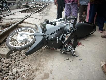 Những vụ tai nạn vì bị tàu hỏa va quệt không là gì với người dân sống trên tuyến đường sắt Bắc Nam - Ảnh: Nam Phong