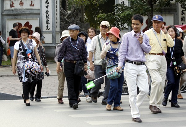 Để sang được đường ở Hà Nội quả là vấn đề không đơn giản với nhiều người nước ngoài