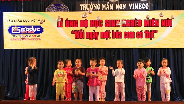 Các cháu mầm non Vimeco biểu diễn văn nghệ kêu gọi quyên góp hỗ trợ các bạn học sinh ở Kim Bon
