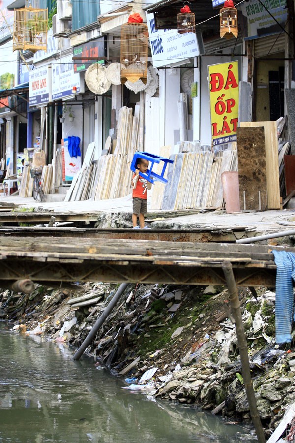 Hàng ngàn người dân sống tại phố Thanh Nhàn đang hàng ngày, hàng giờ phải chịu đựng mùi hôi thối kinh khủng của con mương nước đen bị "treo" cải tạo