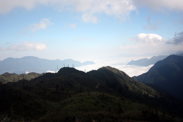 Phan Xi Păng, Fansipan, hay Phan Si Phăng là ngọn núi cao nhất Việt Nam, cũng là cao nhất trong ba nước Đông Dương nên được mệnh danh là "Nóc nhà Đông Dương" (3.143 m). Phan Xi Păng thuộc dãy núi Hoàng Liên Sơn, cách thị trấn Sa Pa khoảng 9 km về phía tây nam, nằm giáp hai tỉnh Lào Cai và Lai Châu thuộc vùng Tây bắc Việt Nam. Theo tiếng địa phương, núi tên là "Hủa Xi Pan" và có nghĩa là phiến đá khổng lồ chênh vênh.