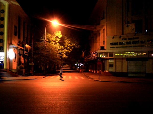 Những con phố ven Hồ Gươm hàng ngày chen chúc, chật chội về đêm bỗng trở nên rộng rãi hơn bao giờ hết