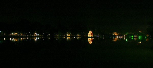 Toàn cảnh Hồ Gươm về đêm