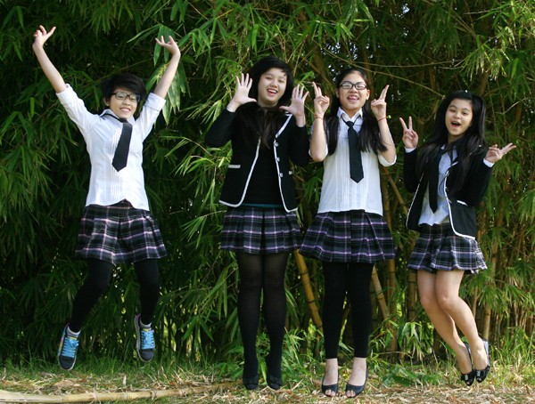 Những phút giây nghịch ngợm bên bộ đồng phục được may theo kiểu Hàn quốc của các bạn nữ sinh