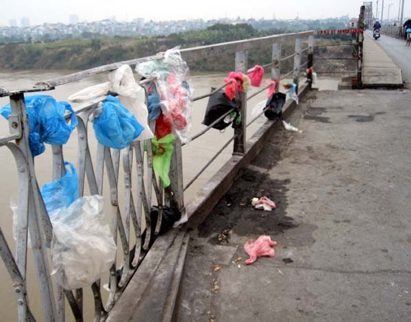 Nhiều đoạn trên cầu Long Biên, rác được "gói gém" kỹ càng !!!