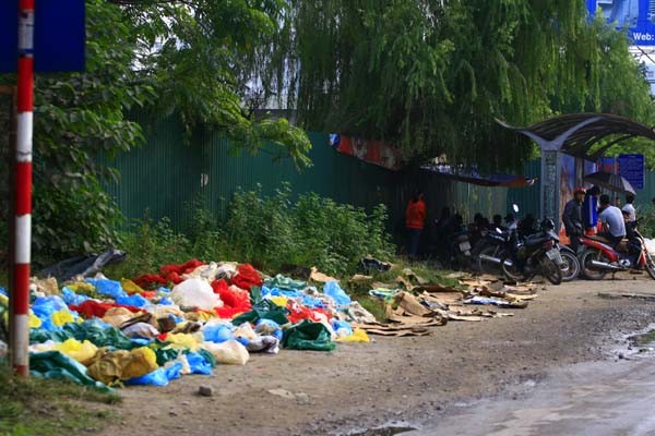 Quy định xử phạt đã có, tuy nhiên, nếu quan sát trên các đường phố và khu dân cư tại Hà Nội, nhiều người dễ nhận thấy hiện tượng xả rác bừa bãi vẫn diễn ra khá phổ biến.