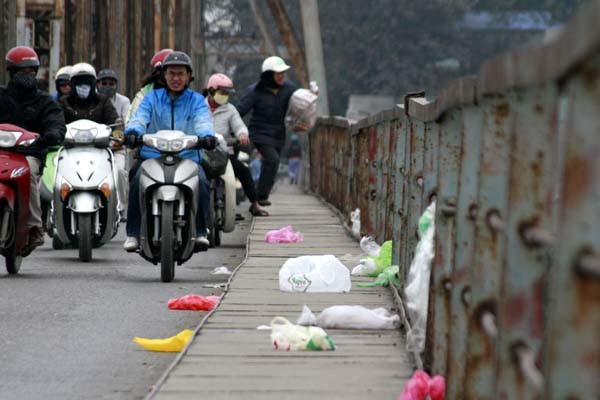 Cầu Long Biên vào các dịp tuần, rằm, lễ Tết thường ngập ngụa rác như thế này