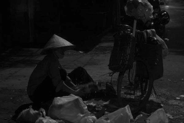 Phố xá đã chìm vào giấc ngủ cũng là lúc những người nhặt rác đi tìm những gì còn xót lại có thể bán được giữa đống rác sau một ngày hối hả của phố phường Hà Nội