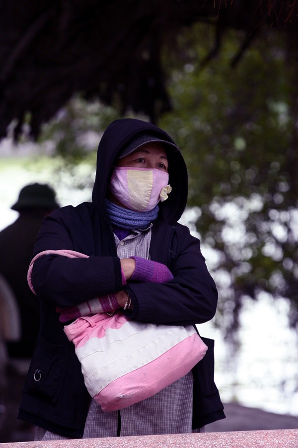 Găng tay len và khẩu trang đã bắt đầu phát huy tác dụng vào những ngày đầu đông ở Hà Nội