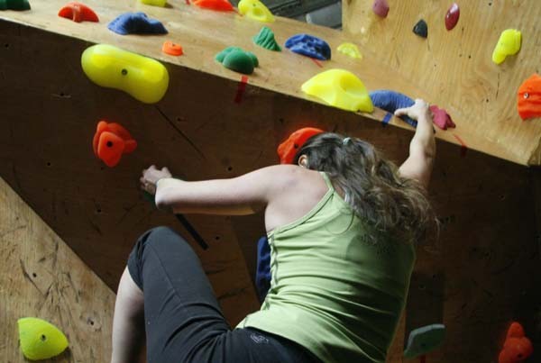 Chính vì vậy, ngoài nam giới, rất nhiều các bạn nữ giới cũng tỏ ra khá thích thú với bộ môn leo núi trong nhà