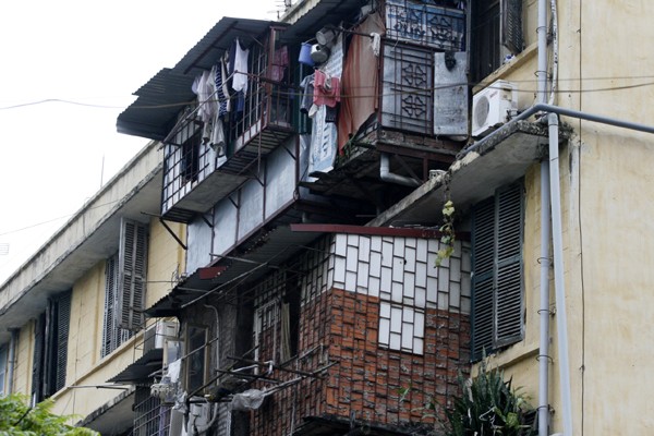 Tình trạng cơi nới trái phép như thế này diễn ra thường xuyên ở các chung cư cũ Hà Nội