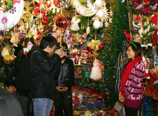 Nhiều cặp đôi thích thú với không khí Giáng sinh ở phố cổ tranh thủ đi chụp ảnh
