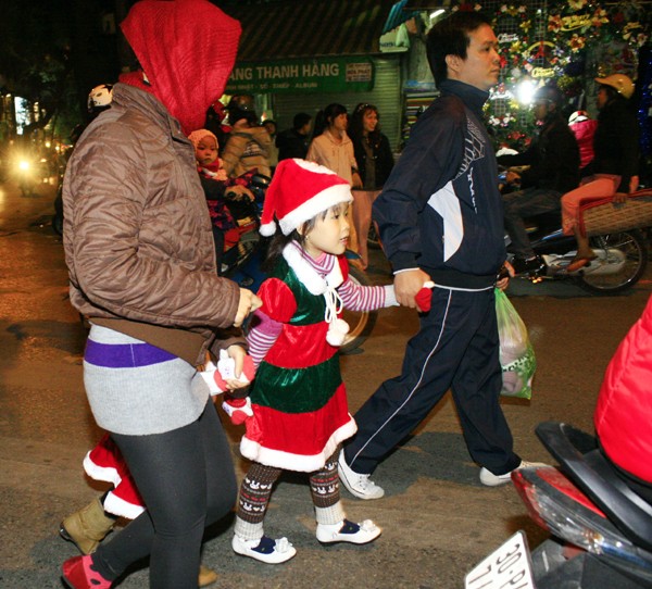 Cả gia đình đi đón Giáng sinh sớm trên phố Hàng Mã