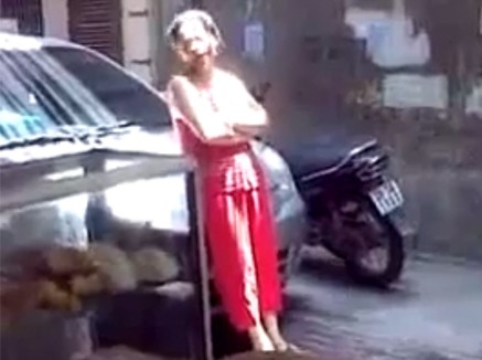 Người phụ nữ hung hãn chặn đầu ô tô đòi tiền mãi lộ ngay giữa Hà Nội
