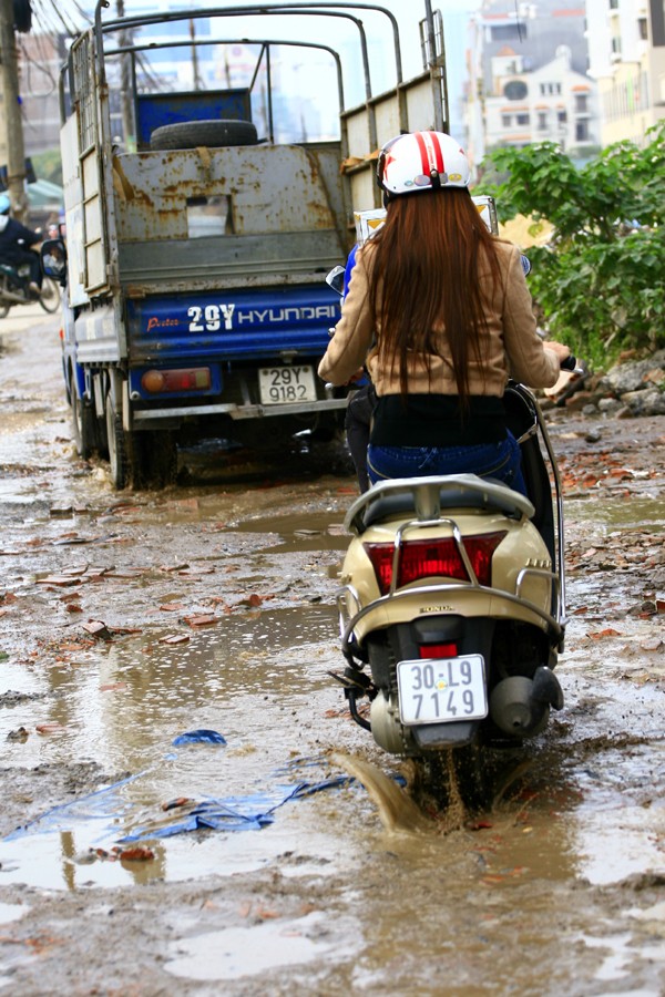 Những ngày này ở Hà Nội không mưa nhưng con đường này lúc nào cũng bì bõm nước bẩn ứ đọng