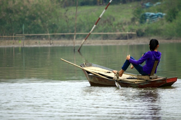 Chèo thuyền dạo sông Hồng cũng là một... thú vui chỉ có trẻ em bãi giữa mới có