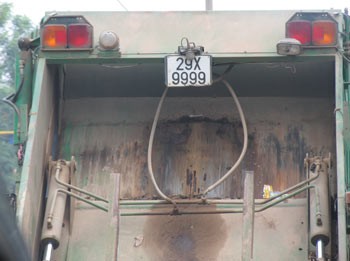 Chiếc xe chở rác này có biển tứ cửu khiến nhiều xế hộp xịn cũng phải "choáng" - Ảnh: Sưu tầm