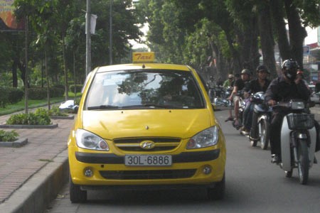 Xem ra Hà Nội có rất nhiều dân chơi...taxi biển xịn hết phát lộc, phát lộc lại là lộc phát, phát lộc - Ảnh: VTC
