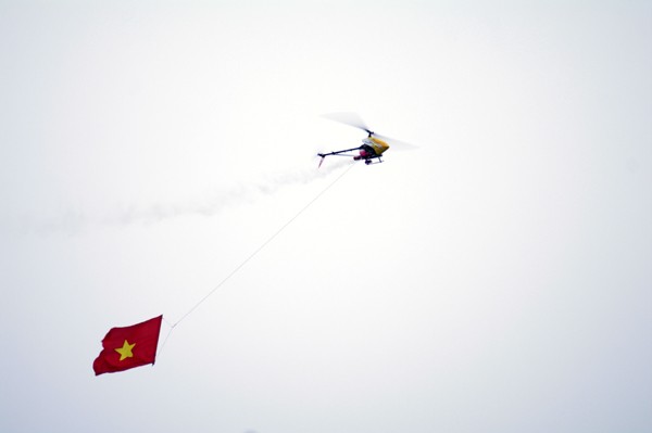 Trực thăng phi lên cao kéo cờ tổ quốc Việt Nam thân yêu