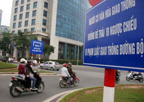 Ngay giữa thủ đô Hà Nội vẫn có những người tham gia giao thông rất... vô văn hóa - Ảnh: Vnexpress