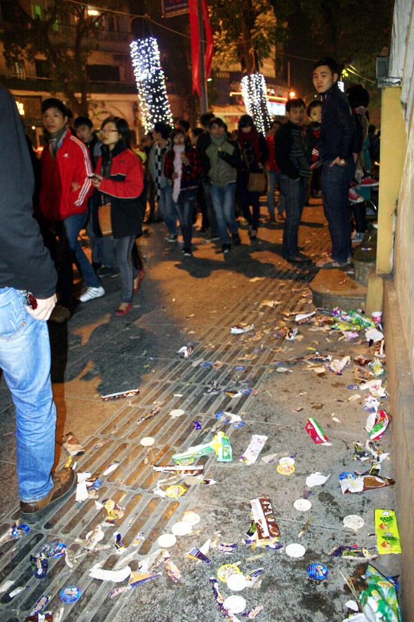Trong đêm Noel, kem Thủy Tạ càng bán được nhiều thì rác được vứt ra Hồ Gươm cũng càng nhiều