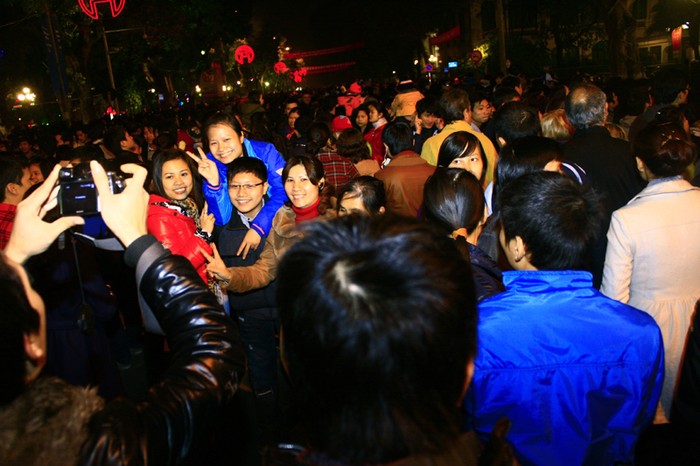 Dòng người chen lấn, xô đẩy giữa đêm cuối cùng năm 2011