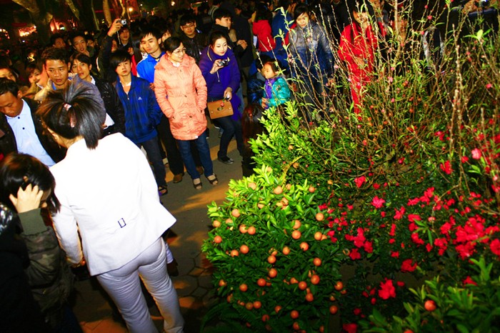 Hồ Gươm đông nghịt người vì trùng thời điểm này đang diễn ra phố Hoa 2012