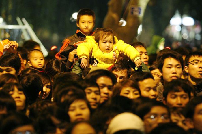 Trẻ em được kiệu lên đầu như thế này nếu không sẽ bị lèn giữa hàng vạn người trong đêm cuối cùng của năm 2011