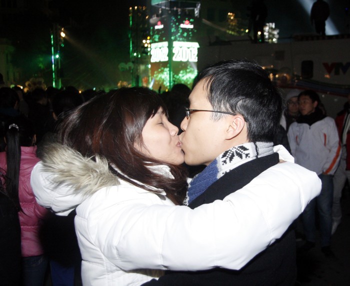 Cặp đôi này tranh thủ chia sẻ nụ hôn ngọt ngào đúng khoảnh khắc đầu tiên của năm mới 2012